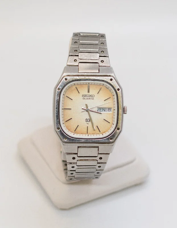 - Automatic induction pet water dispenser1982 Seiko SQ Quartz